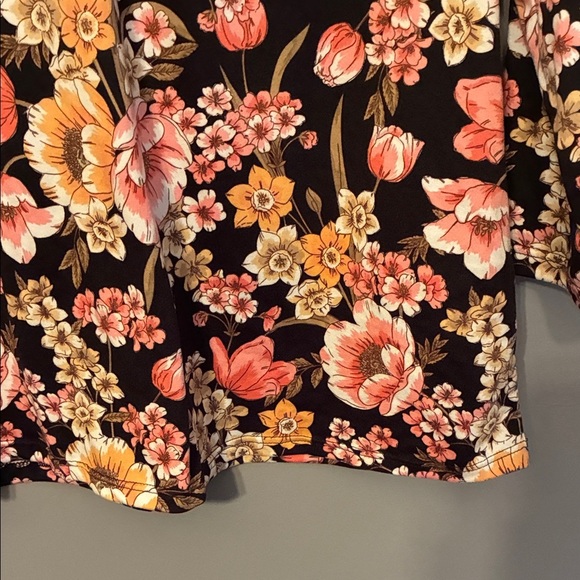Kim & Cami Floral Short Sleeve Tee - Black and Pink - Picture 5 of 14